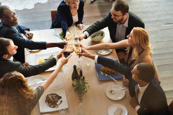 gruppo di persone che fanno un brindisi