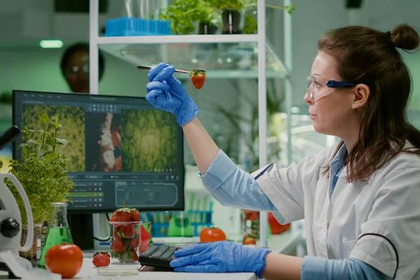scienziato che lavora in un laboratorio tecnologico
