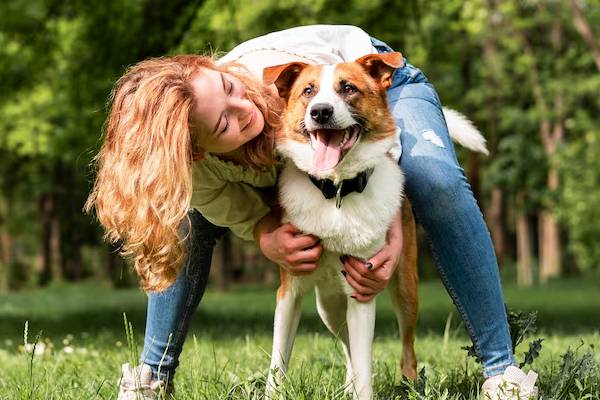 Cane sano con i suoi padroni